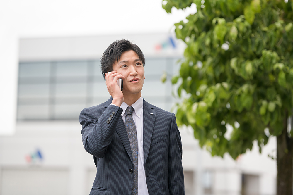 お客様に連絡する得意先係