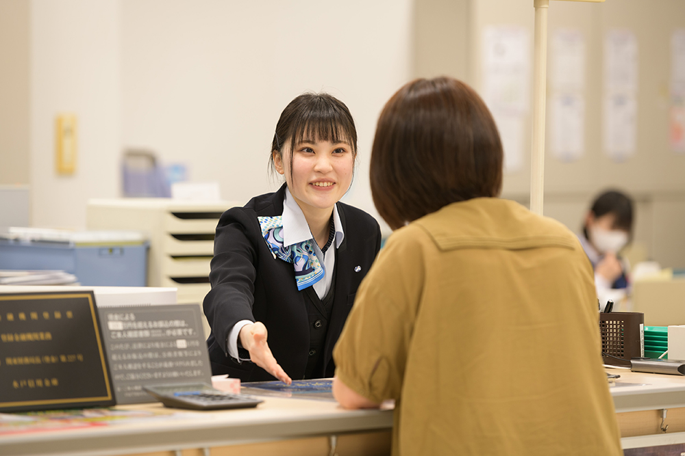 お客様に商品の説明を行う窓口サービス