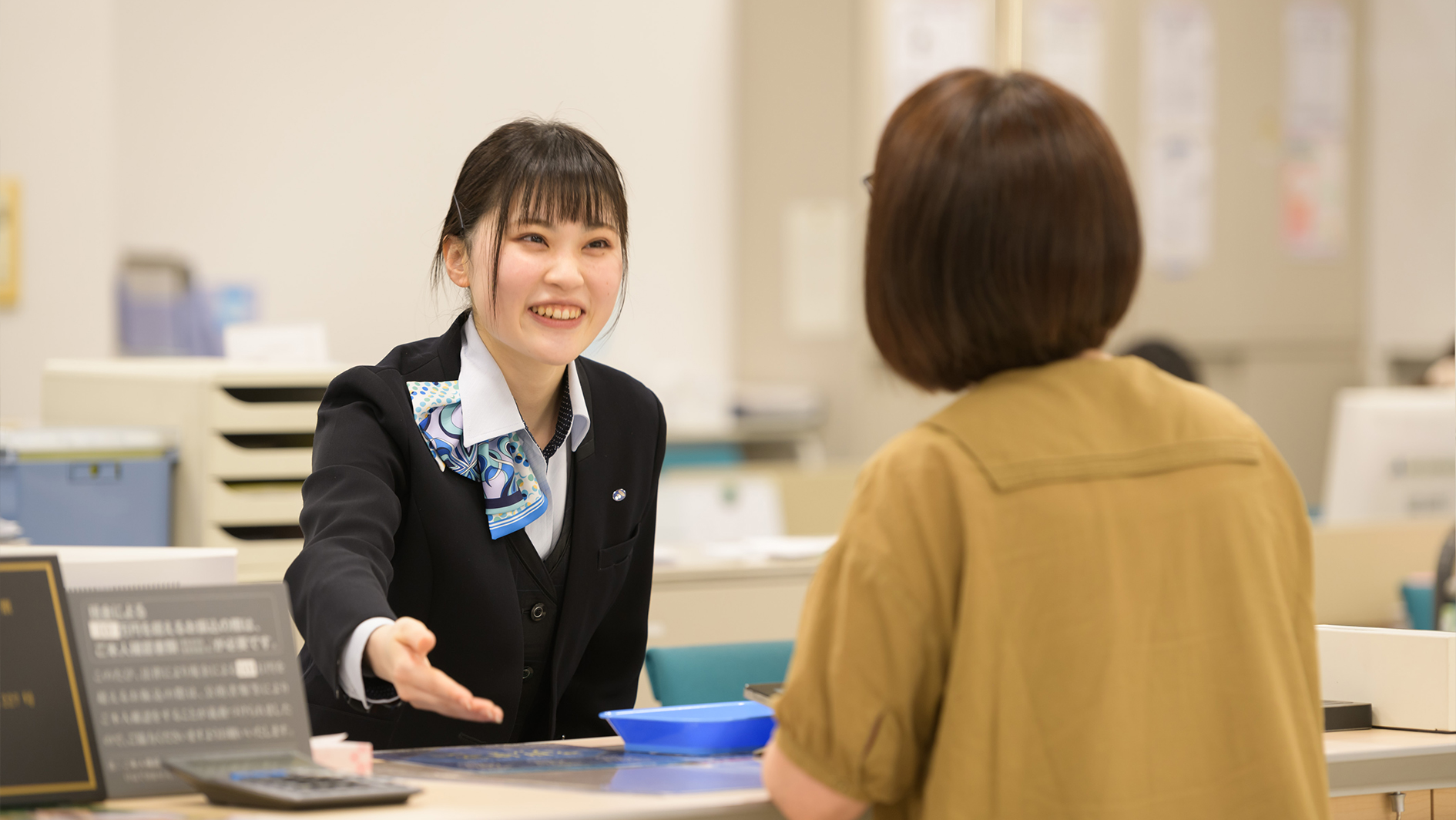 本店前を歩く支店長