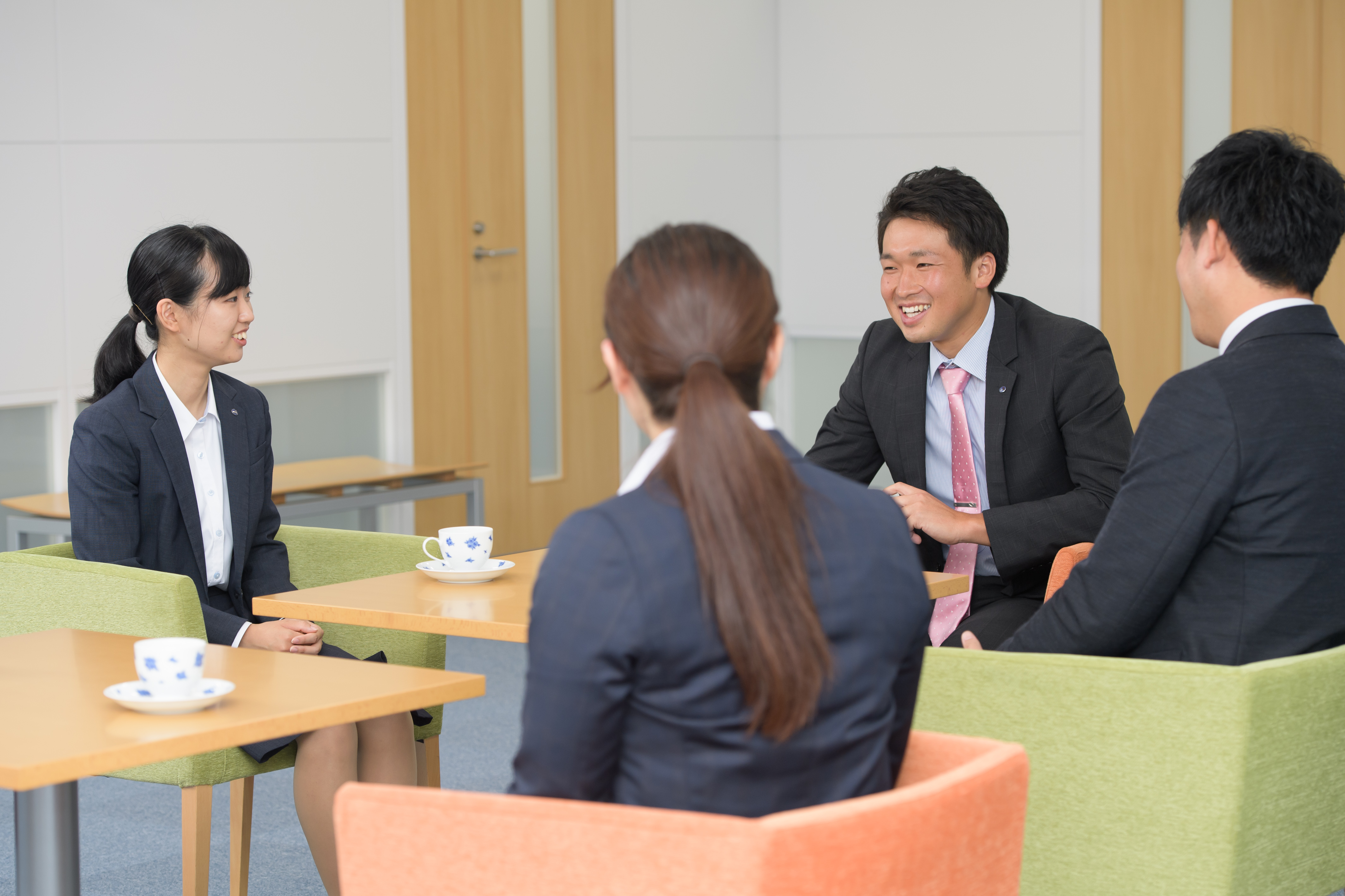 仲良く話す男性職員